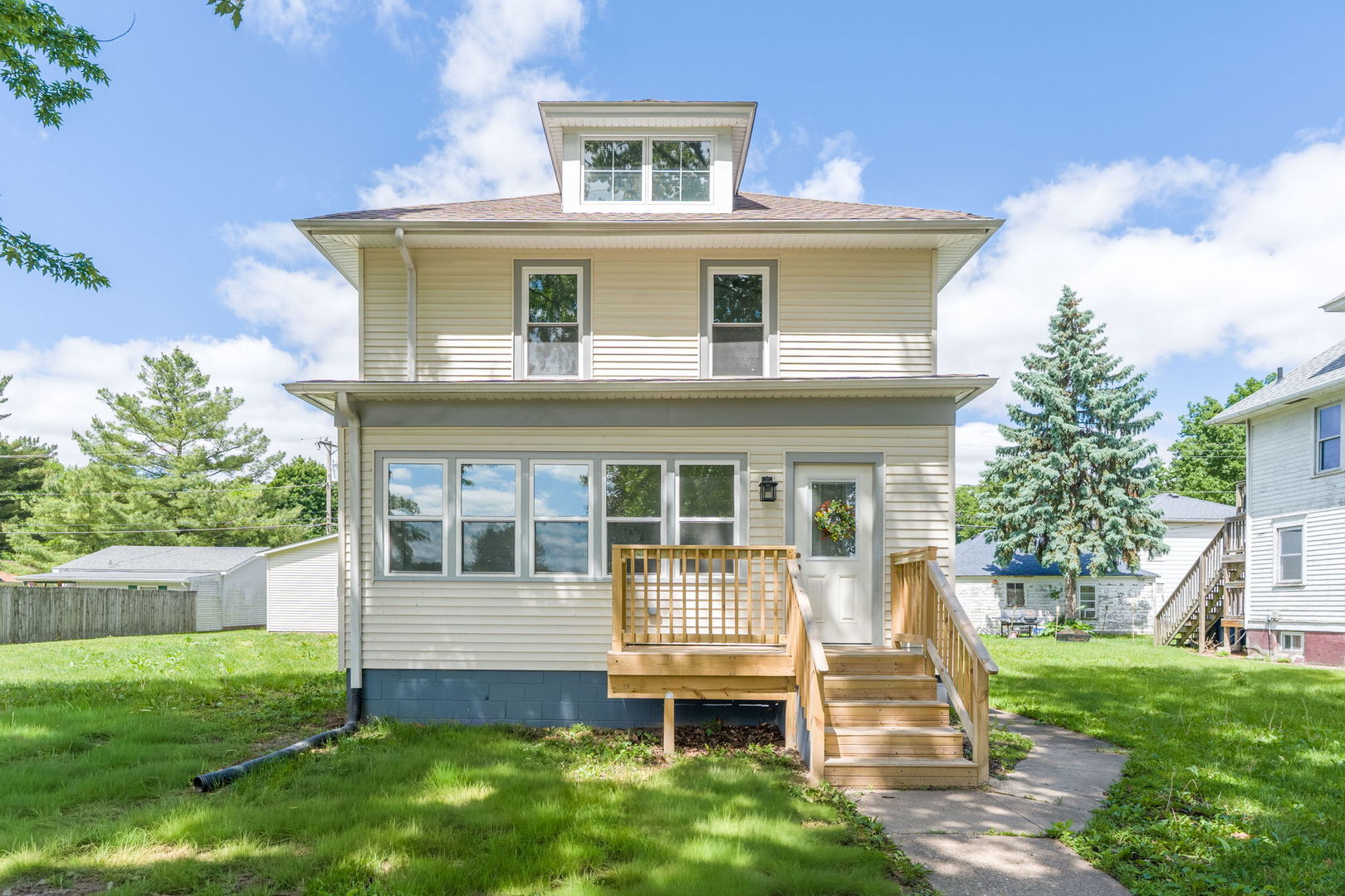 924 North 3rd Street Clinton, IA 52732 - Photo 1 of 43