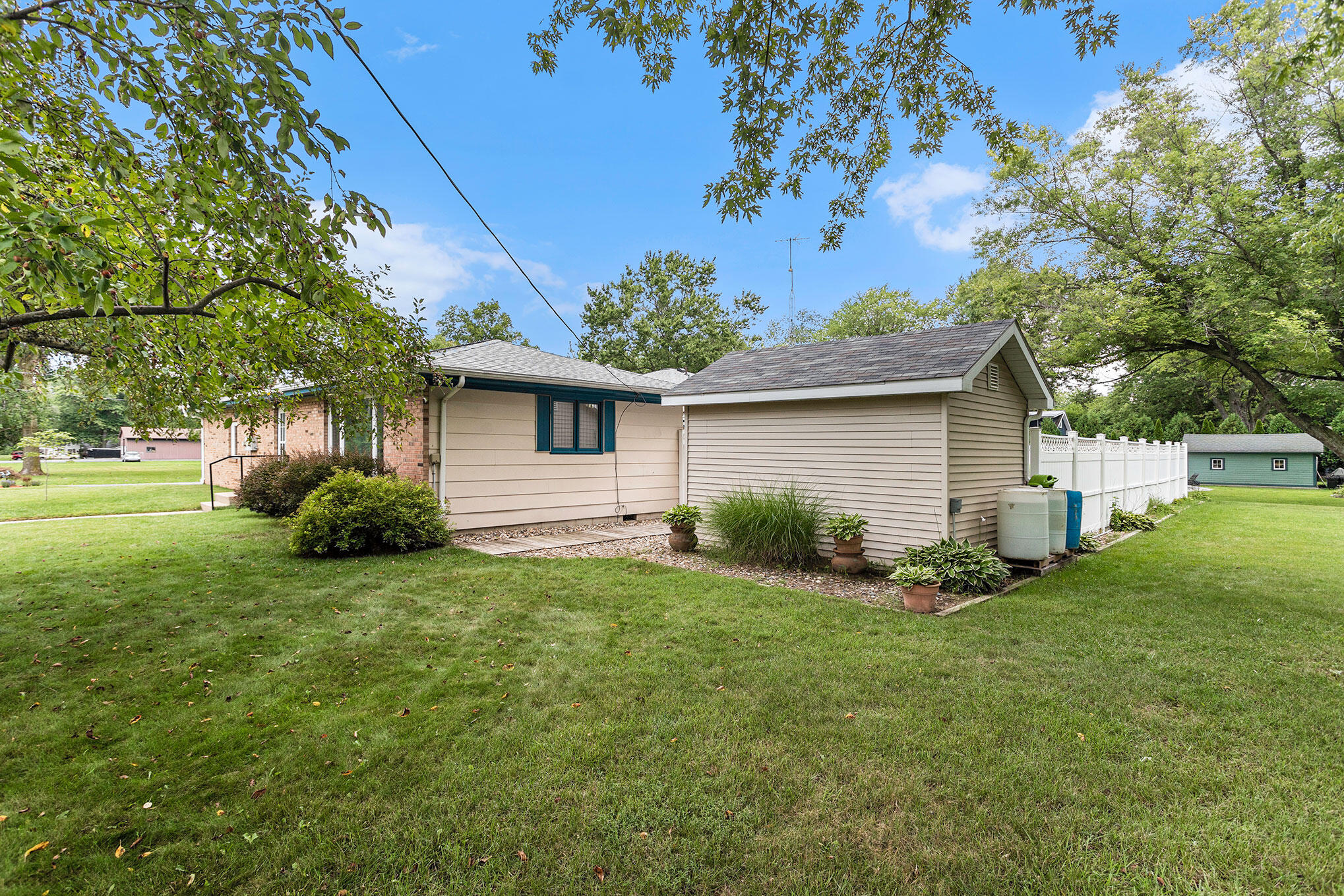 12891 Flynn Road Sawyer, MI 49125 - Photo 6 of 39 Side yard