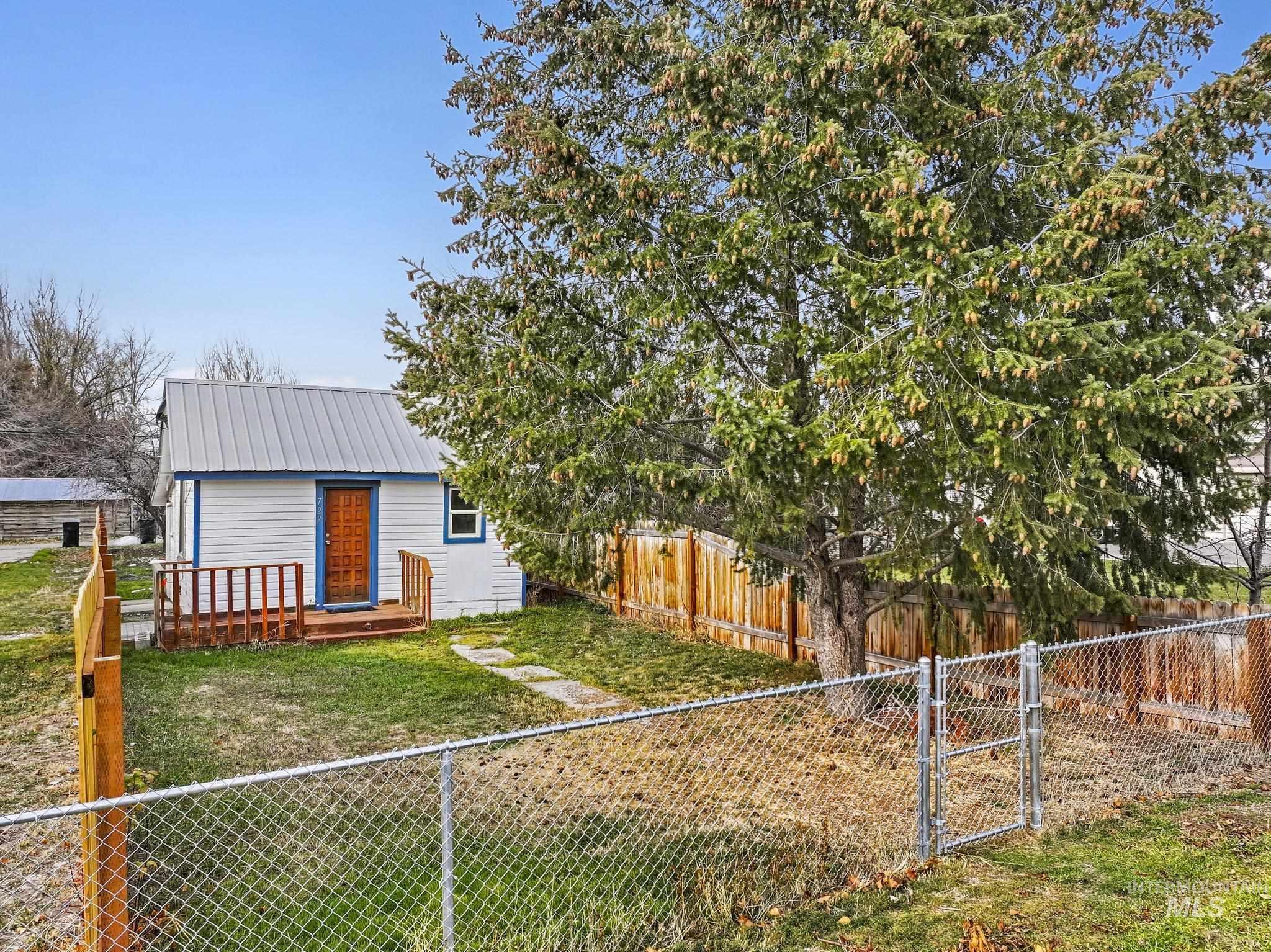 729 California Street Gooding, ID 83330 - Photo 15 of 17
