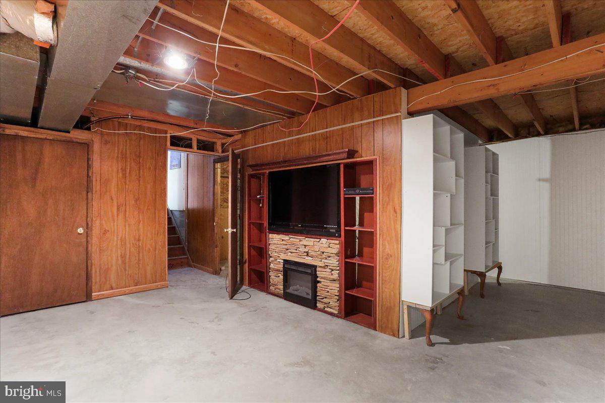 4045 North Stone Road Taneytown, MD 21787 - Photo 28 of 45 a view of a room with walk in closet