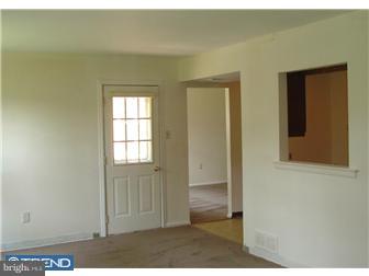 122 Oakmont Road Clementon, NJ 08021 - Photo 3 of 9 Living Room