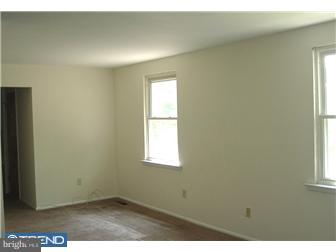 122 Oakmont Road Clementon, NJ 08021 - Photo 5 of 9 Family Room