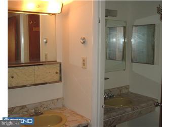 122 Oakmont Road Clementon, NJ 08021 - Photo 6 of 9 Bathroom