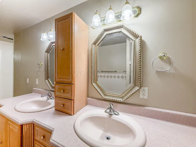 a view of a house with backyard and garden