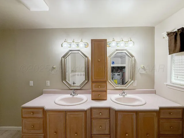 a view of a house with backyard and garden