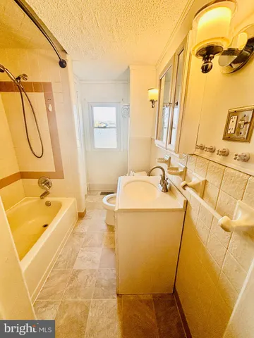 $2,565 | 243 Hall Street, Phoenixville, PA 19460