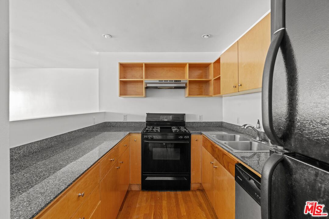 511 Rialto Avenue, Unit 4 Venice, CA 90291 - Photo 8 of 17 a kitchen that has a sink and a stove