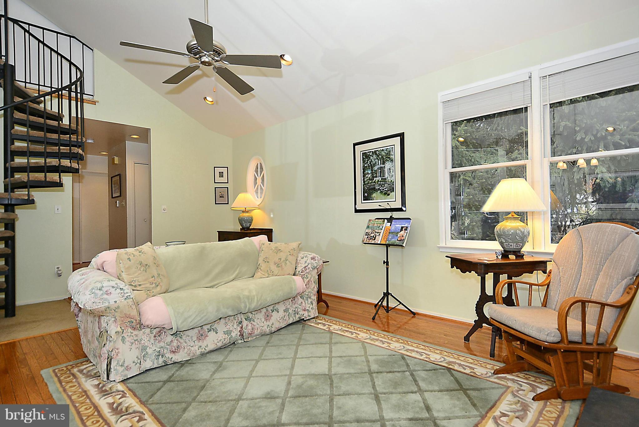 10040 Pratt Place Silver Spring, MD 20910 - Photo 5 of 26 Inviting Living Room