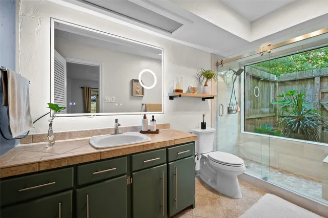 a view of a house with backyard and trees