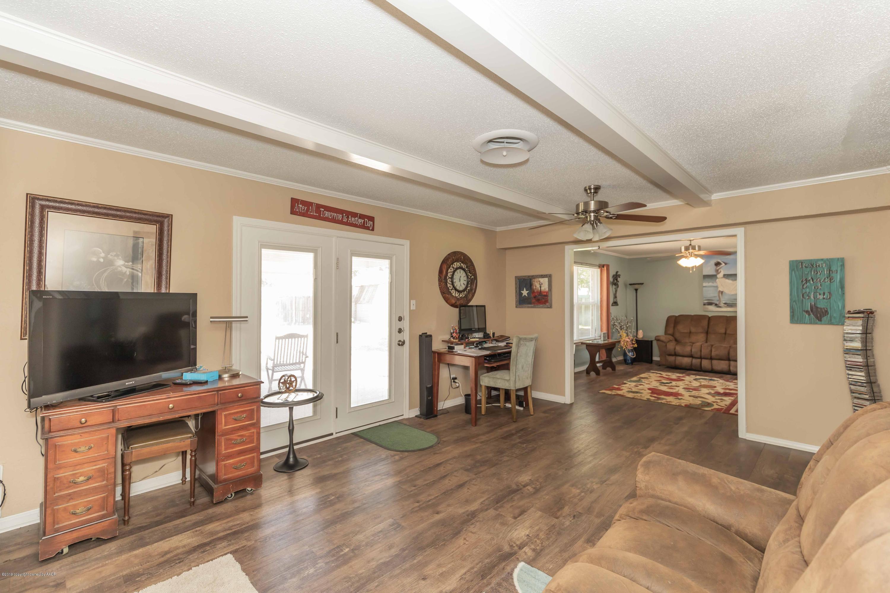 8704 Circle Drive Amarillo, TX 79110 - Photo 8 of 39 DEN VIEW 3