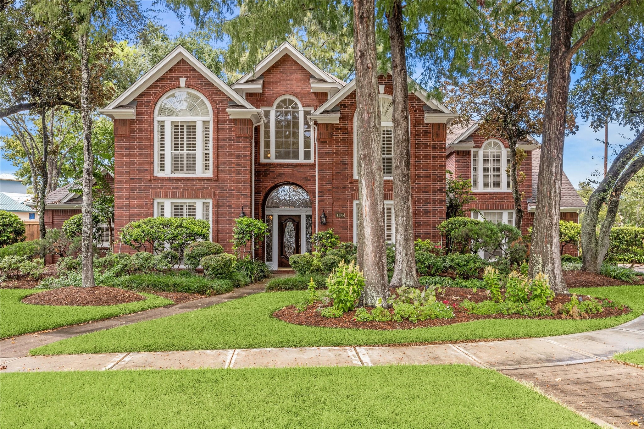 Beautiful and spacious home in Kirbywoods subdivision of Taylor Lake Village!