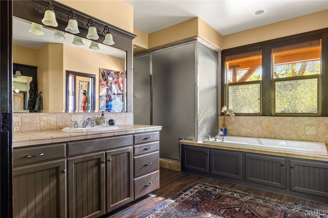1224 Halifax Drive Lake Arrowhead, CA 92352 - Photo 17 of 35 a spacious bathroom with a double vanity sink mirror and a bathtub