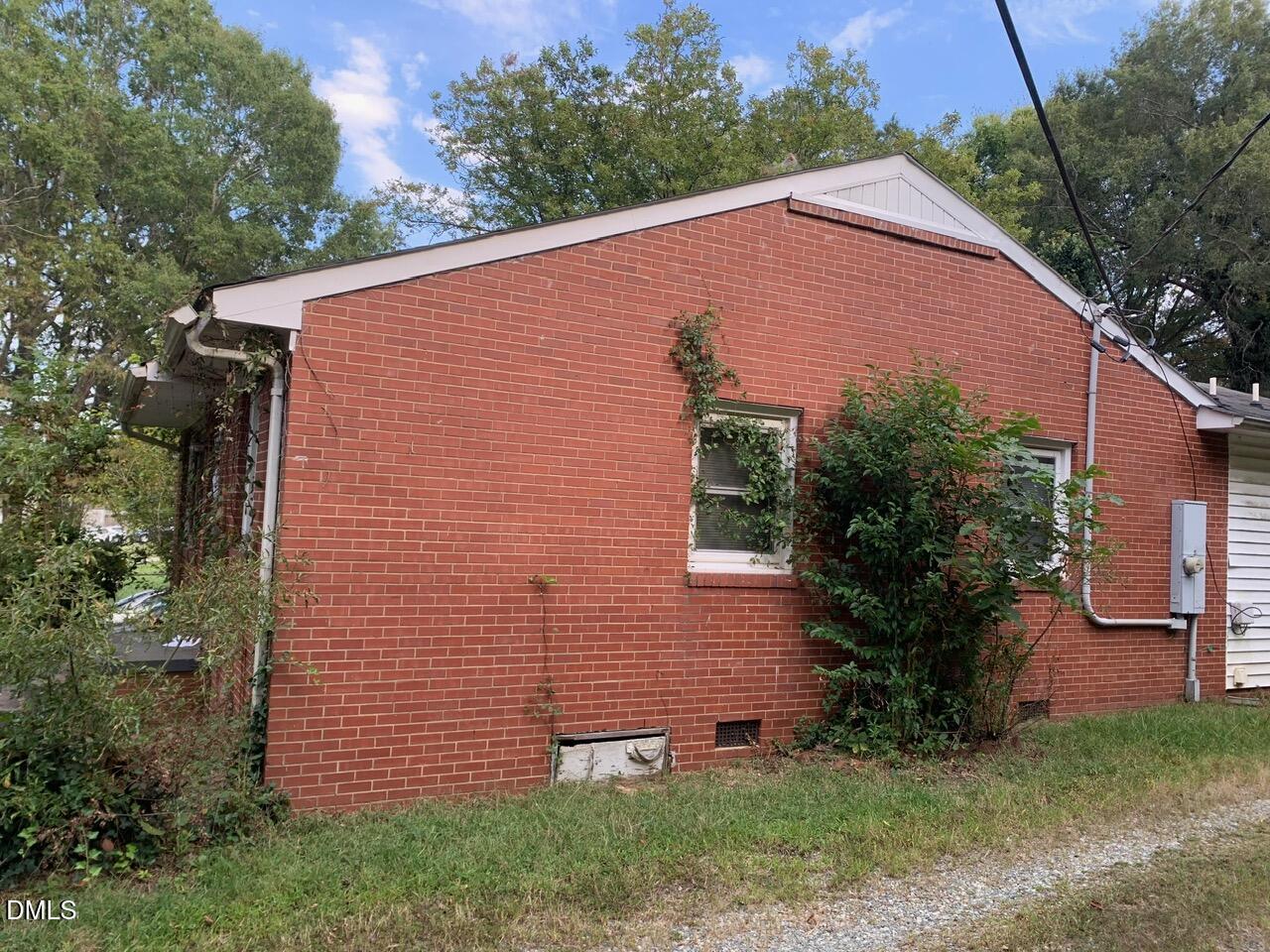 438 Dudley Street Burlington, NC 27217 - Photo 31 of 33 a view of a backyard with plants and large tree