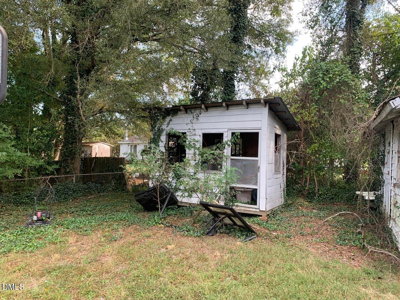 438 Dudley Street Burlington, NC 27217 - Photo 8 of 33 a backyard of a house with table and chairs