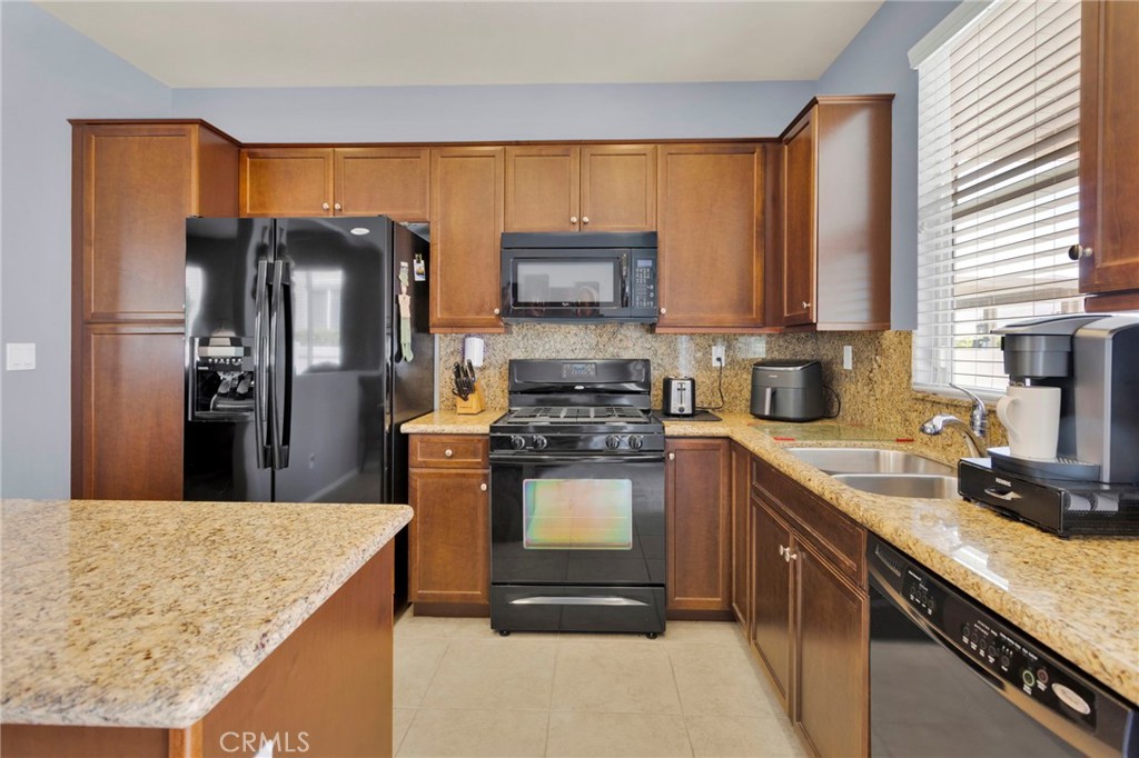 19459 Maple Creek Road Apple Valley, CA 92308 - Photo 15 of 51