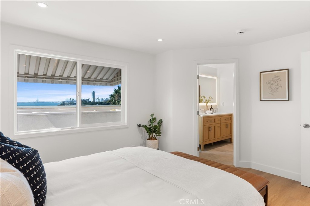 1200 East Ocean Boulevard, Unit 41 Long Beach, CA 90802 - Photo 19 of 35 a bedroom with a bed and a large window