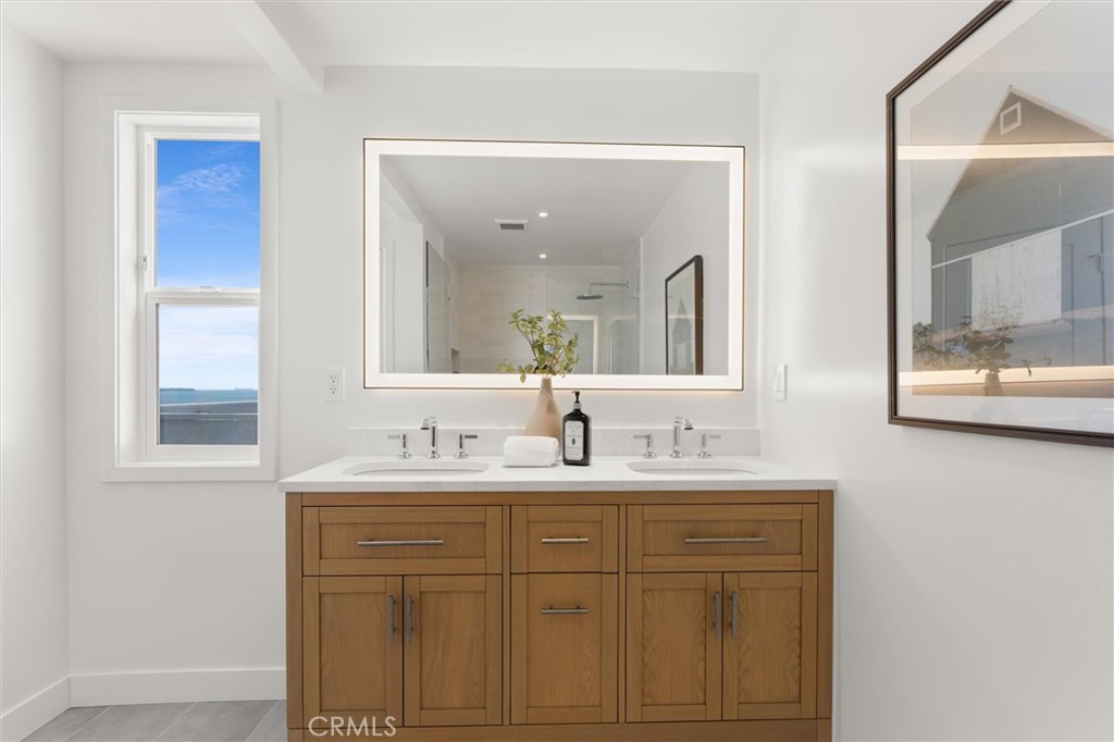 1200 East Ocean Boulevard, Unit 41 Long Beach, CA 90802 - Photo 23 of 35 a bathroom with 2 sink and a mirror