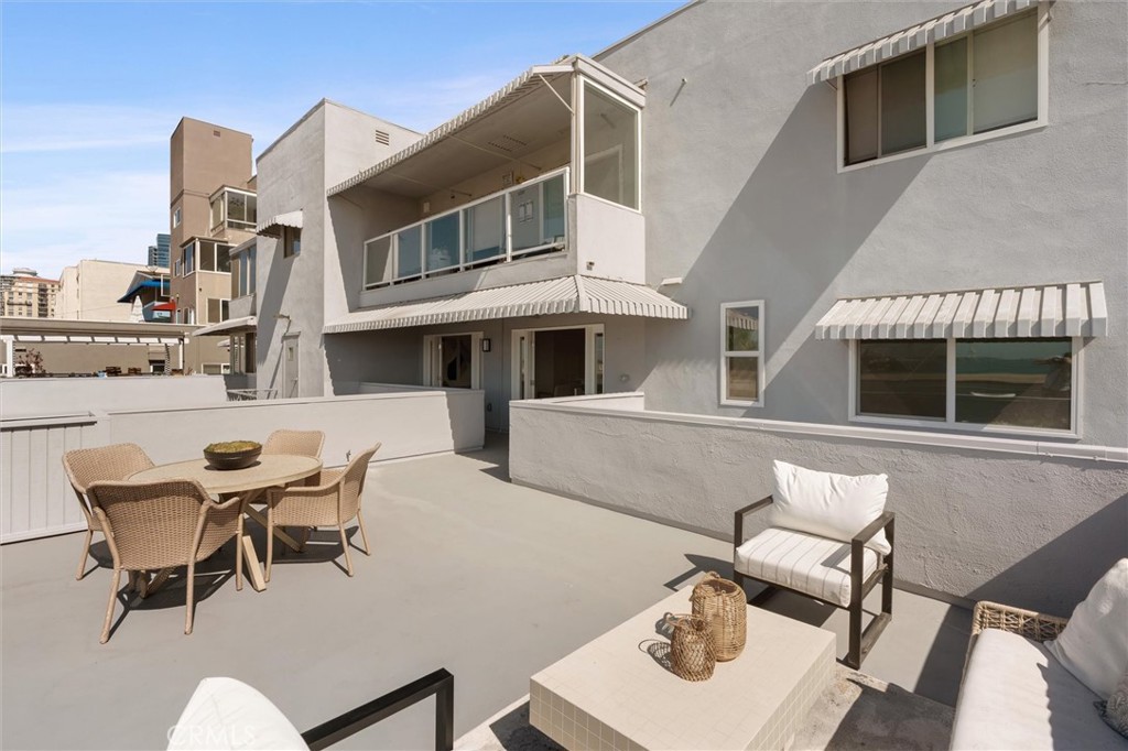 1200 East Ocean Boulevard, Unit 41 Long Beach, CA 90802 - Photo 27 of 35 a backyard of a house with table and chairs