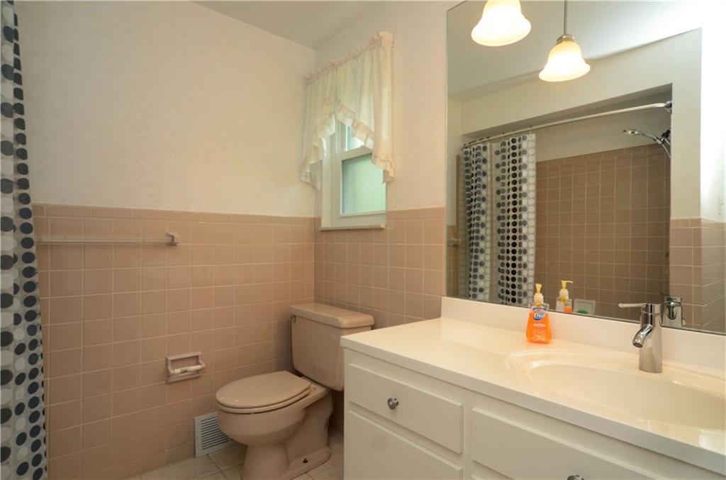 1423 Coraopolis Heights Road Coraopolis, PA 15108 - Photo 19 of 25 Main floor guest bath with tub