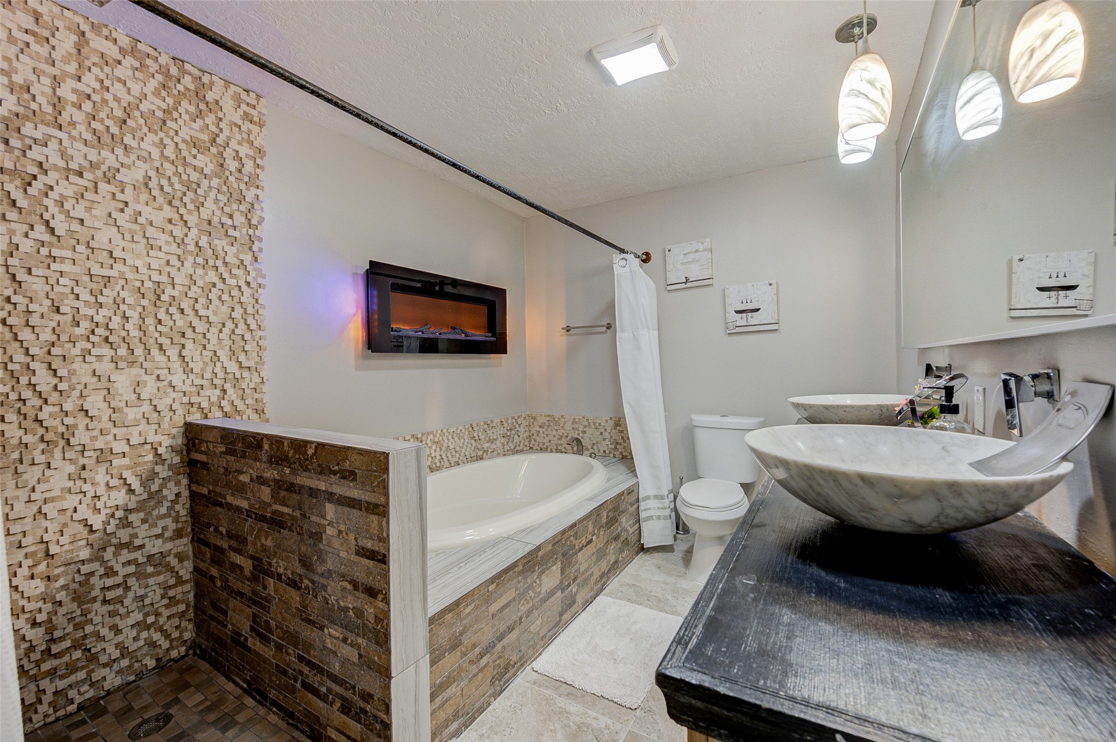 1207 Archer Street Houston, TX 77009 - Photo 23 of 30 a spacious bathroom with a bathtub and a sink