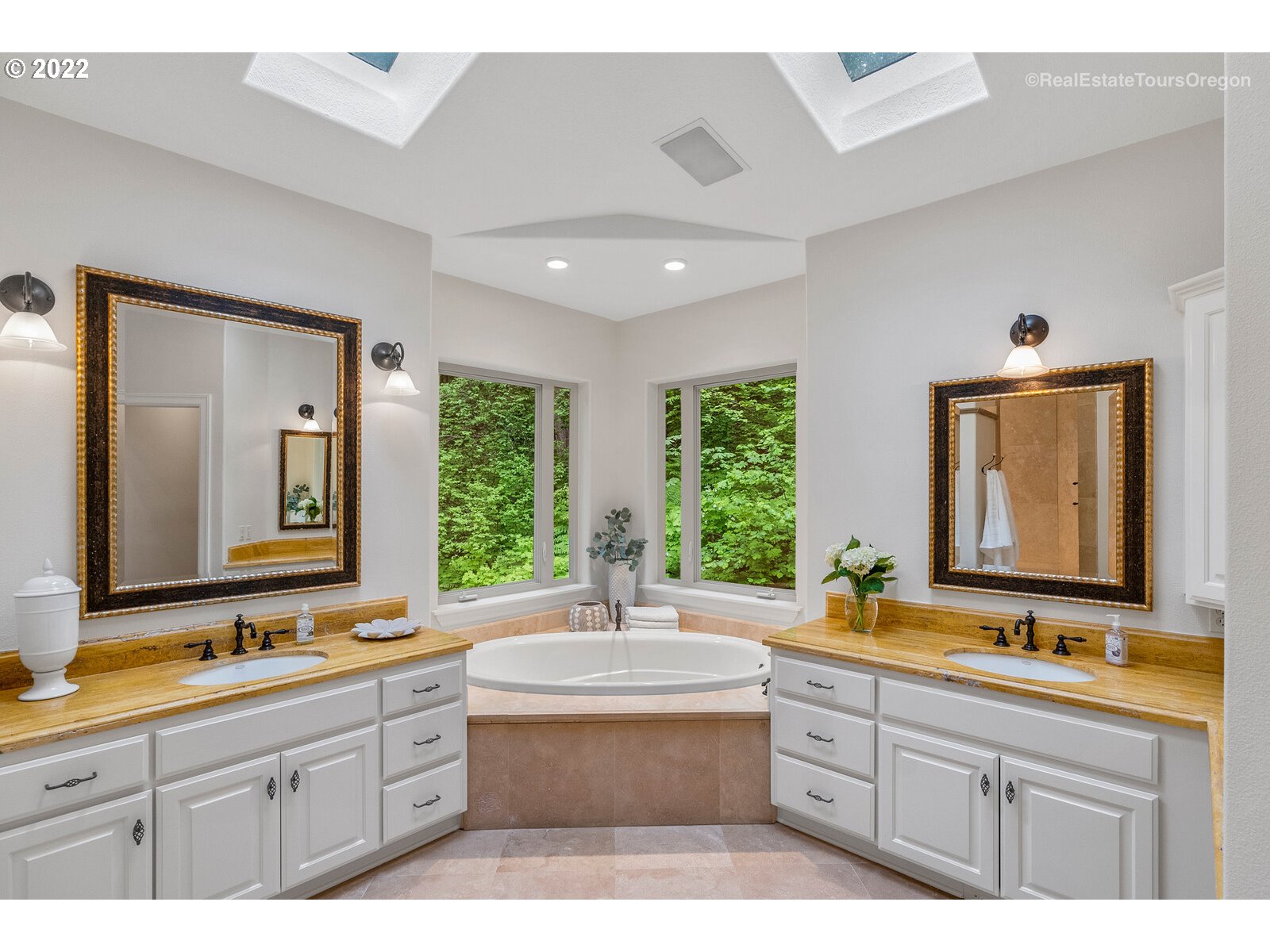 14050 Southwest Ridgefield Lane Tigard, OR 97223 - Photo 22 of 32 Gallery Image 22