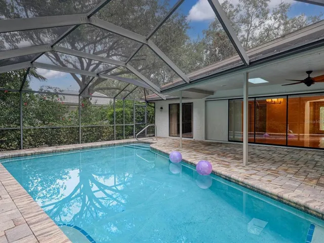 a view of a backyard