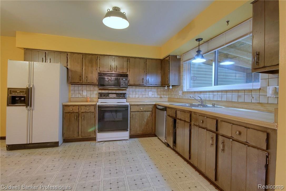 42279 Saltz Road Canton, MI 48187 - Photo 12 of 32 009 Kitchen_2nd_View.jpg