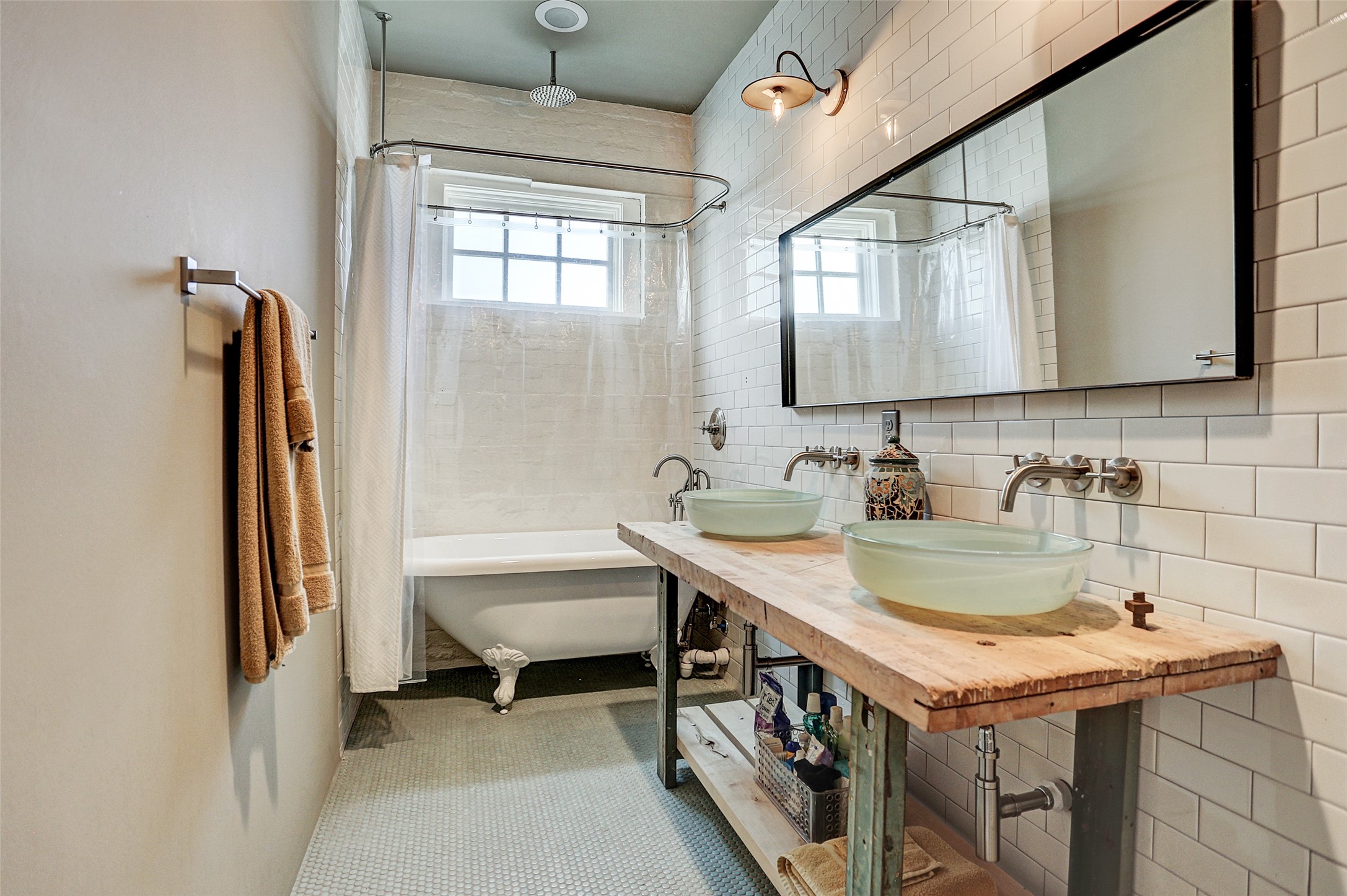 808 Coronado Street Houston, TX 77009 - Photo 17 of 50 Unit 1, Shared full bathroom with soaking tub, tile surround, and large window.