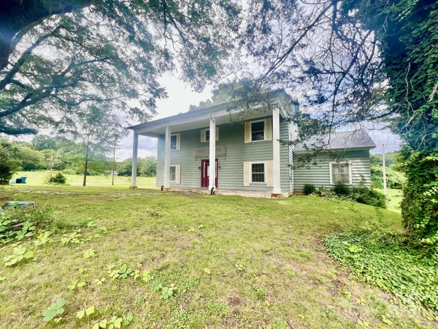a view of a yard in front of house