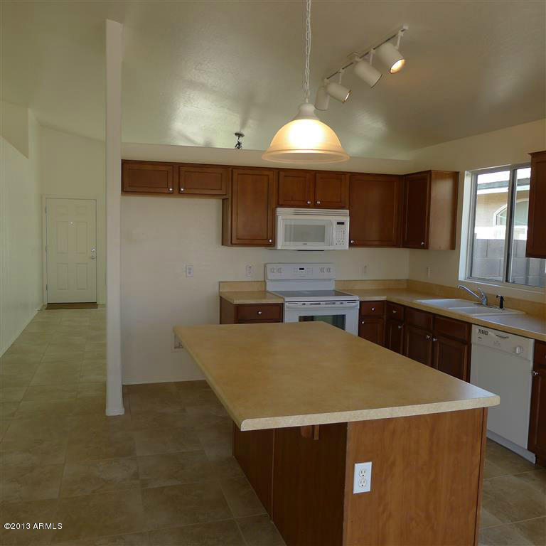 2828 West Pecan Road Phoenix, AZ 85041 - Photo 4 of 9 Kitchen (Medium)