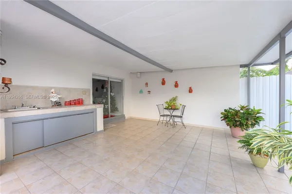 a view of a back yard