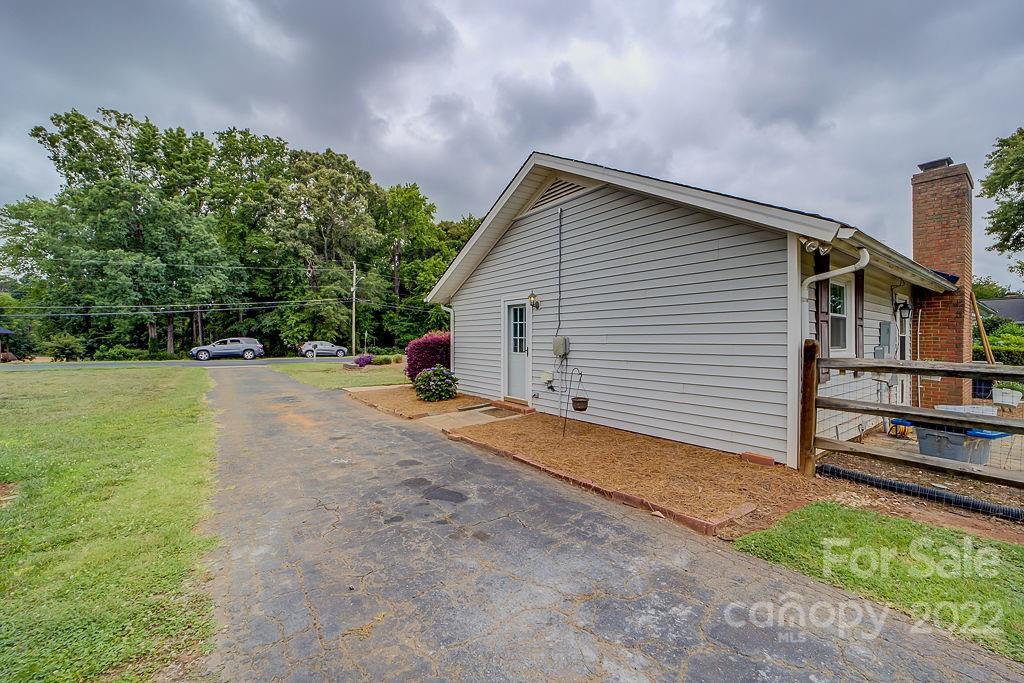 1509 Reid Harkey Road Matthews, NC 28105 - Photo 9 of 42 Gallery Image 9