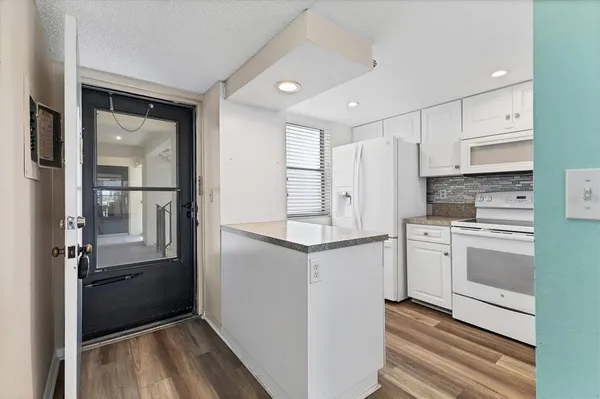 $340,000 | 1701 Beach Road, Unit 208, Englewood, FL 34223