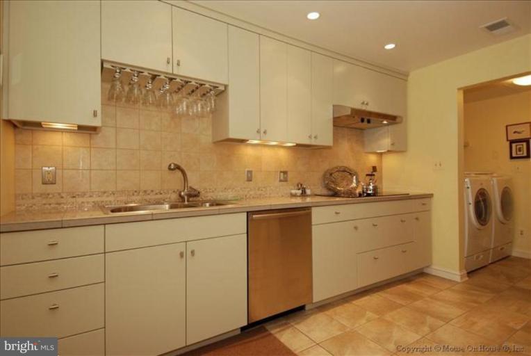 7 Devon Hill Road, Unit A6 Baltimore, MD 21210 - Photo 13 of 23 Kitchen #3