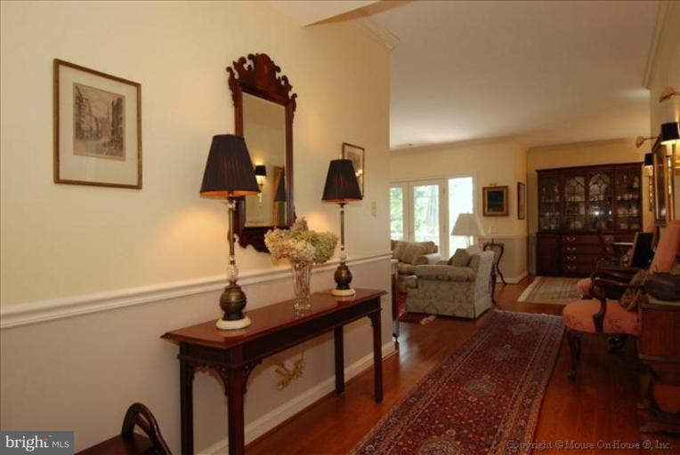 7 Devon Hill Road, Unit A6 Baltimore, MD 21210 - Photo 5 of 23 Hallway