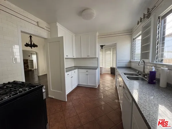 $7,500 | 326 North La Jolla Avenue, Los Angeles, CA 90048