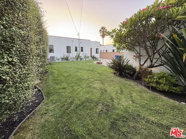 $7,500 | 326 North La Jolla Avenue, Los Angeles, CA 90048