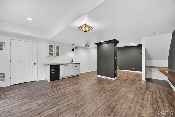 $489,000 | 2225 Ameling Manor Drive, Maryland Heights, MO 63043