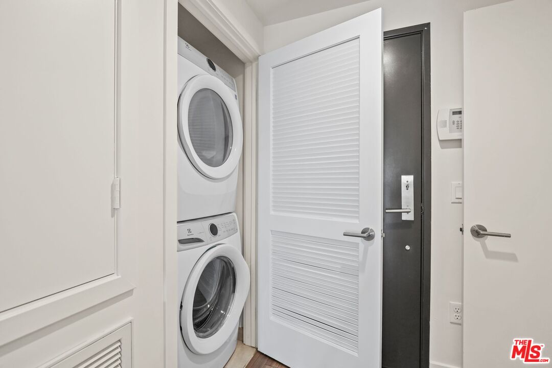 11847 Kiowa Avenue, Unit PH6 Los Angeles, CA 90049 - Photo 17 of 18 a utility room with dryer and washer