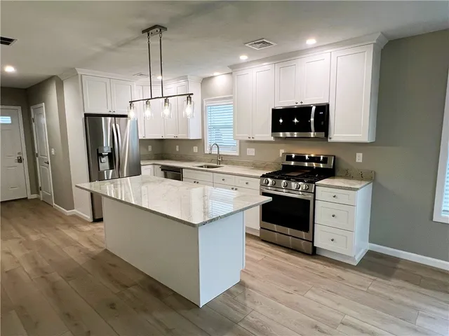 $2,100 | 578 Elm Street, Unit 3, Woonsocket, RI 02895