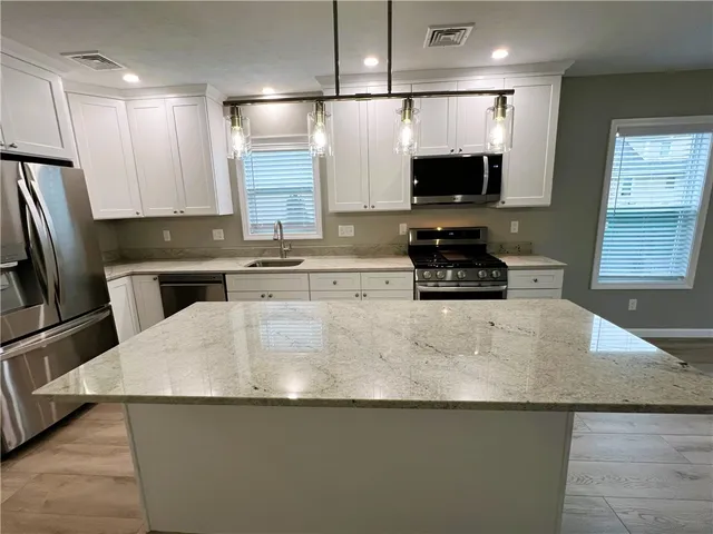 $2,100 | 578 Elm Street, Unit 3, Woonsocket, RI 02895