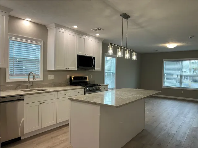 $2,100 | 578 Elm Street, Unit 3, Woonsocket, RI 02895