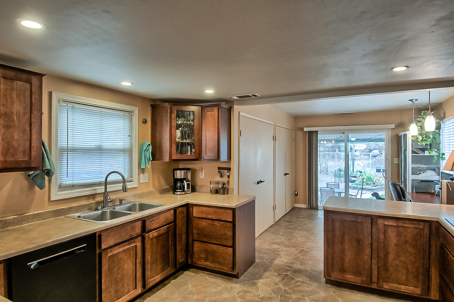 1279 Harpole Road Redding, CA 96002 - Photo 11 of 31 Kitchen
