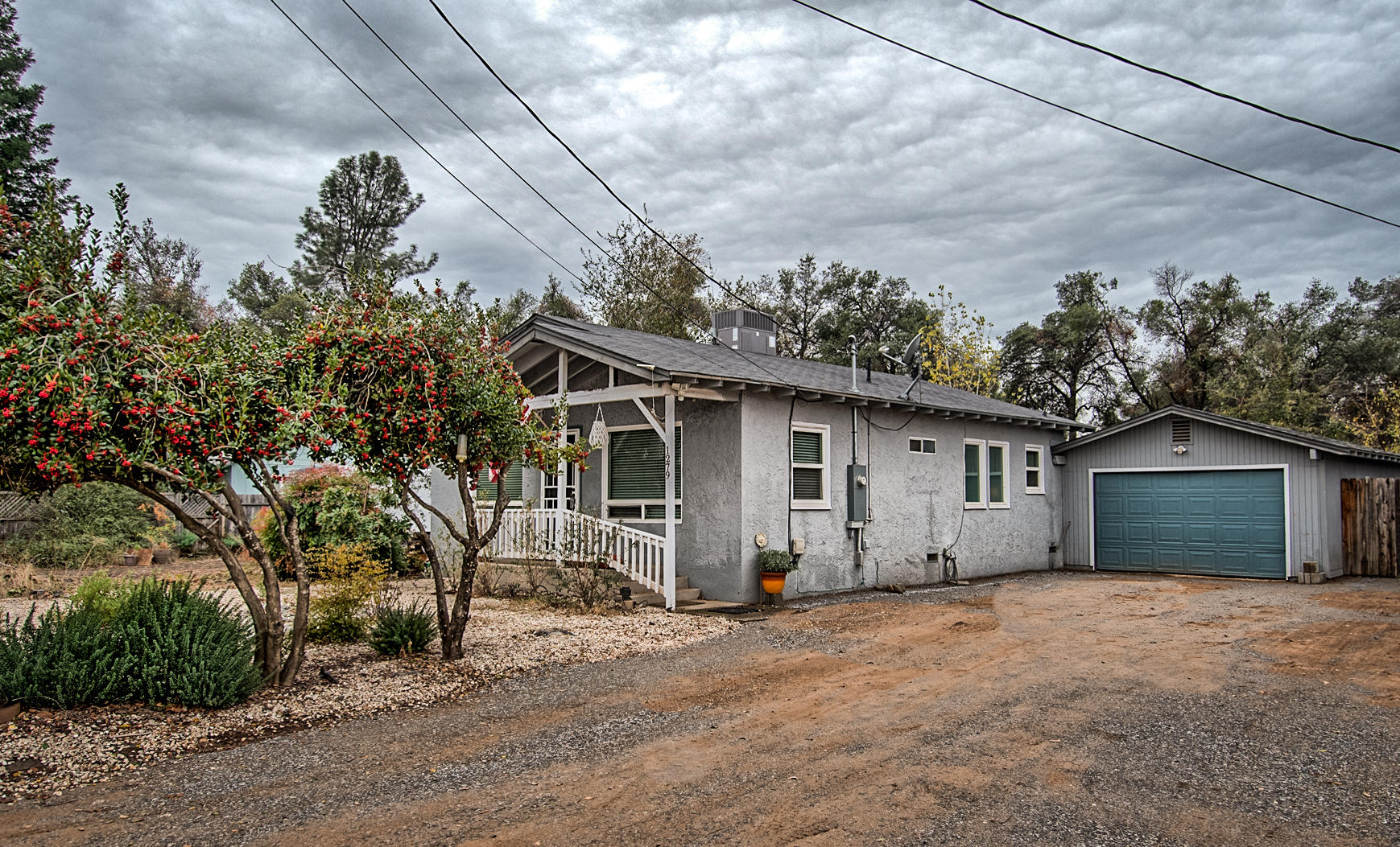 1279 Harpole Road Redding, CA 96002 - Photo 4 of 31 Garage