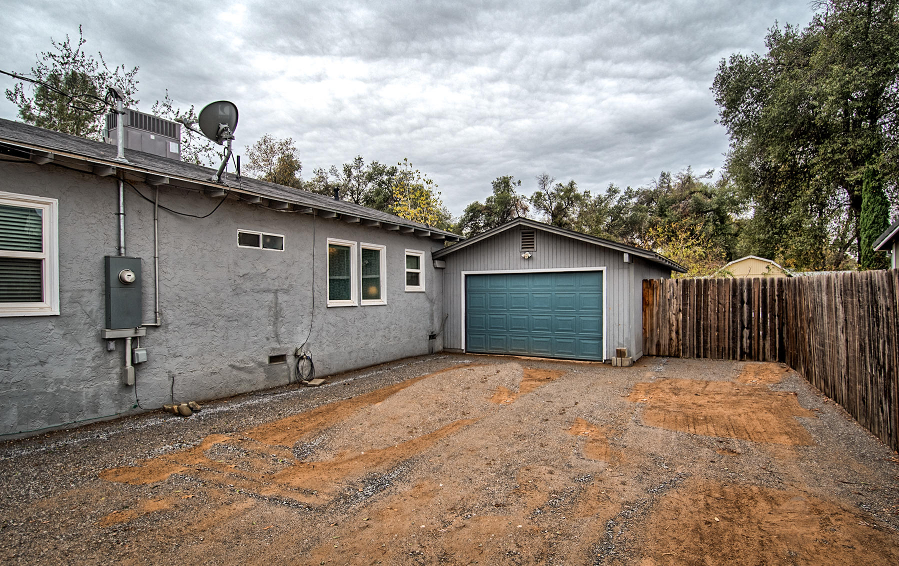 1279 Harpole Road Redding, CA 96002 - Photo 5 of 31 Garage