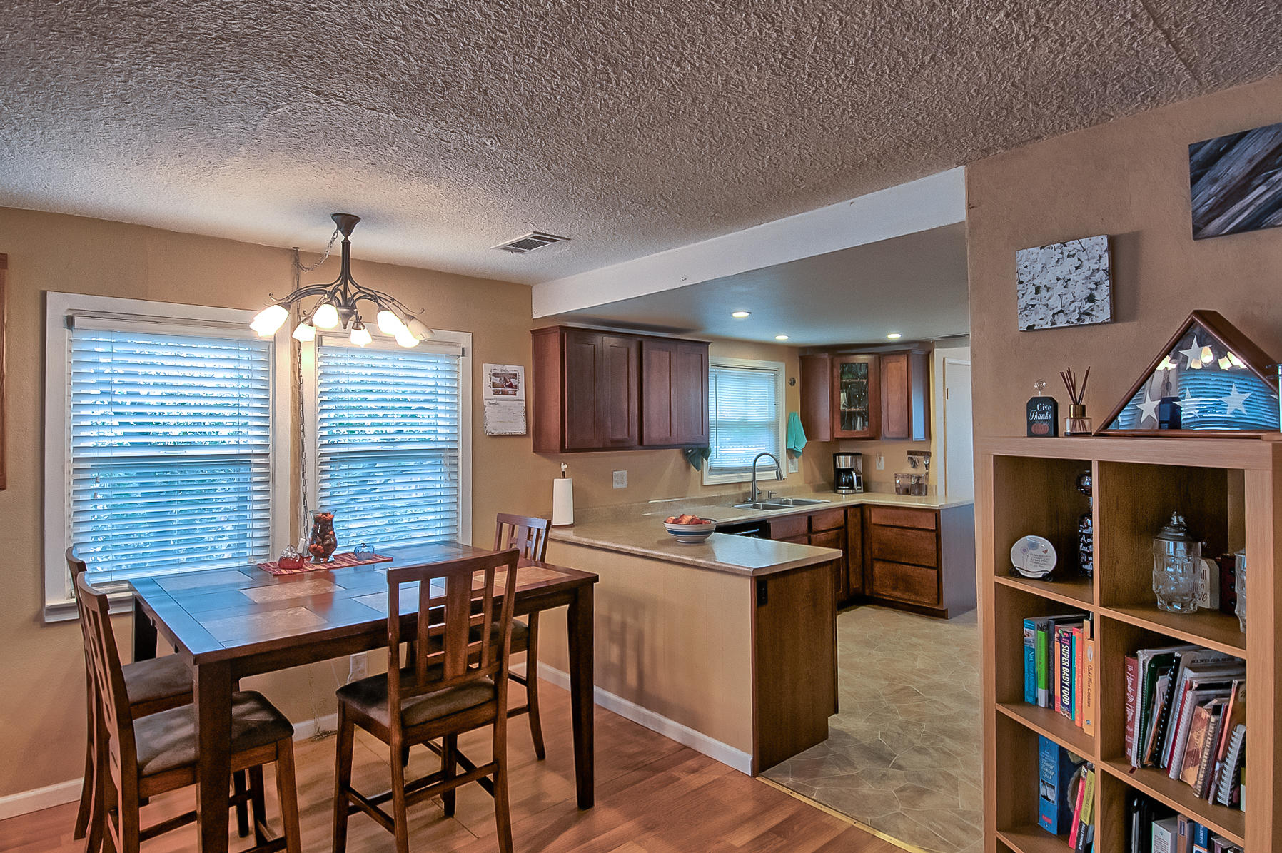 1279 Harpole Road Redding, CA 96002 - Photo 8 of 31 Breakfast area