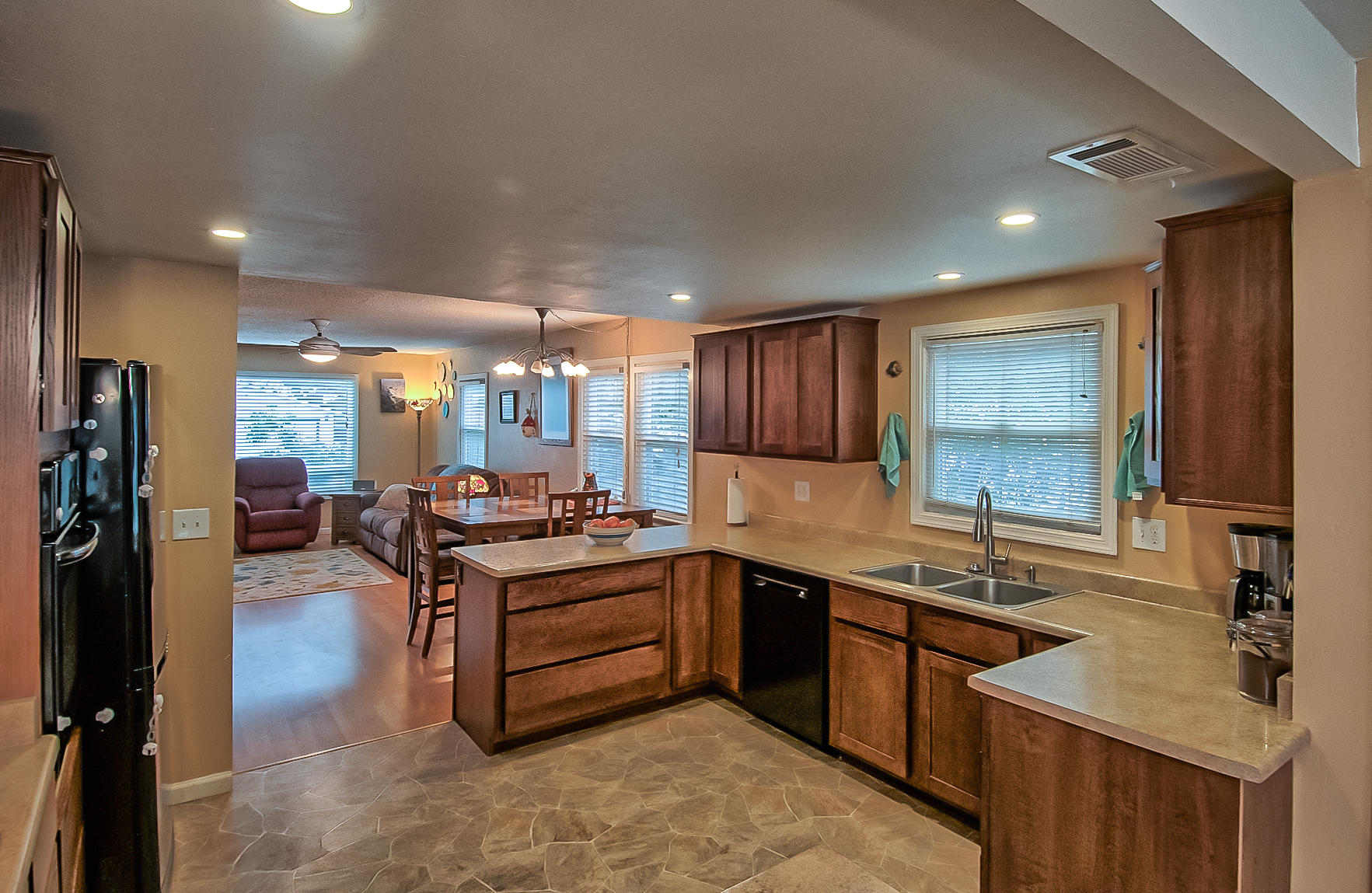 1279 Harpole Road Redding, CA 96002 - Photo 9 of 31 Kitchen