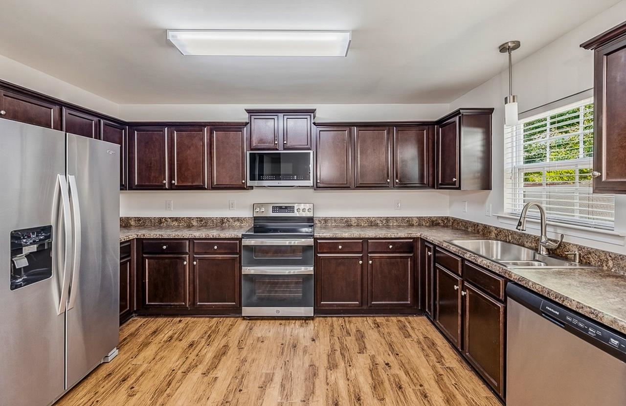 800 Brighton Ridge Court Wellford, SC 29385 - Photo 4 of 31