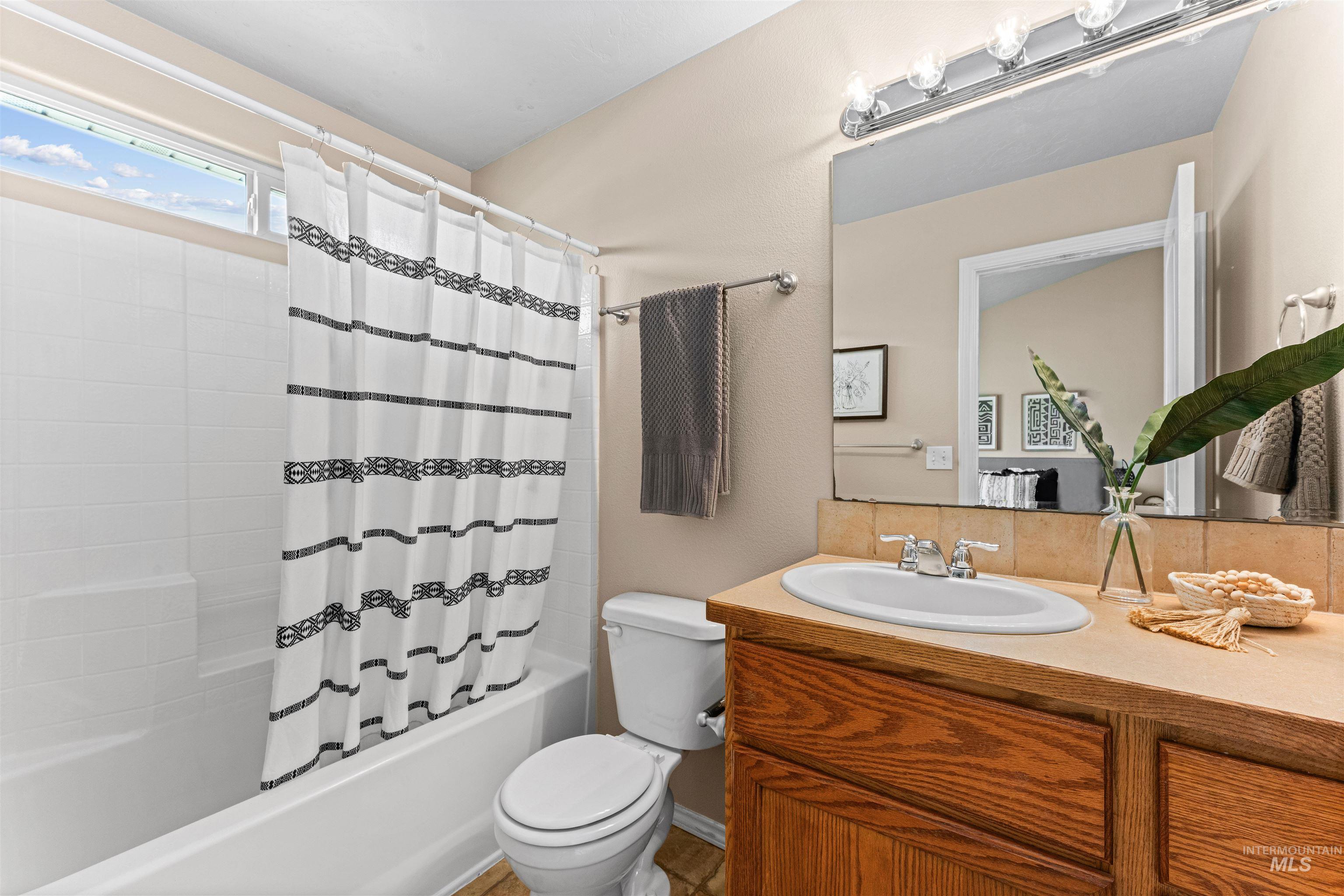 3923 Chatham Court Caldwell, ID 83607 - Photo 26 of 32 Full bath featuring vanity, shower / bath combo, and tasteful backsplash