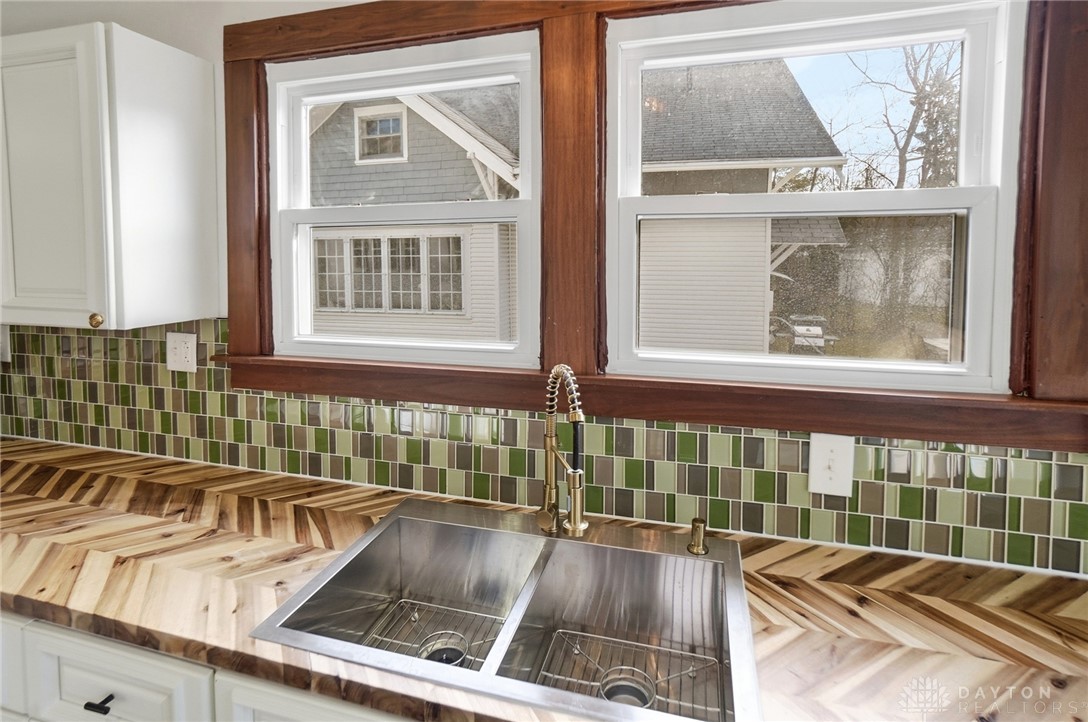 25 Englewood Road Springfield, OH 45504 - Photo 17 of 66 The seller added a splash of color to the kitchen!